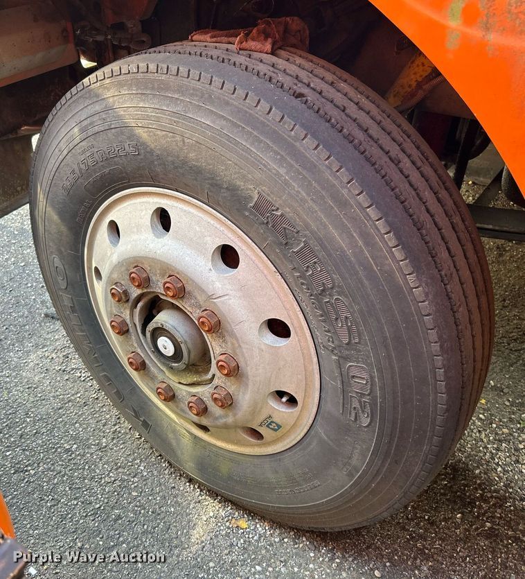 image for item NQ9830 1995 Peterbilt 375  tank truck