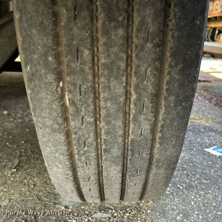 image for item NQ9830 1995 Peterbilt 375  tank truck