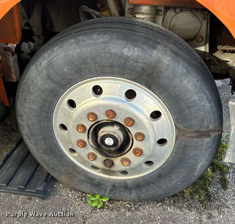 image for item NQ9830 1995 Peterbilt 375  tank truck