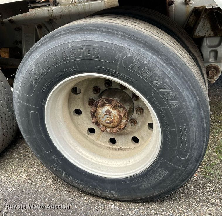 image for item NQ9830 1995 Peterbilt 375  tank truck