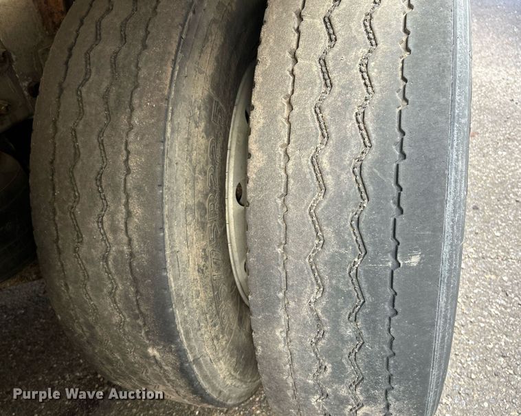 image for item NQ9830 1995 Peterbilt 375  tank truck