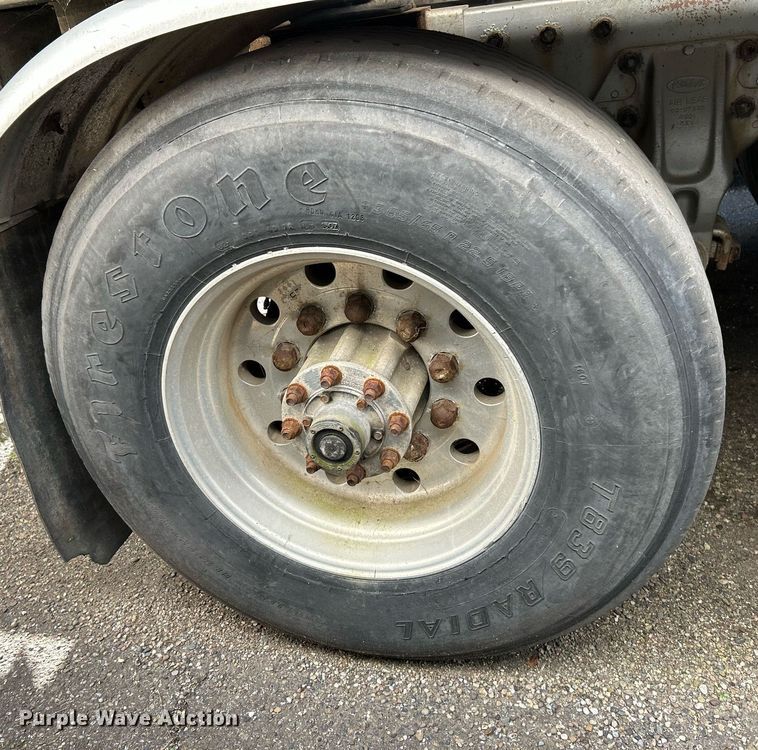 image for item NQ9830 1995 Peterbilt 375  tank truck