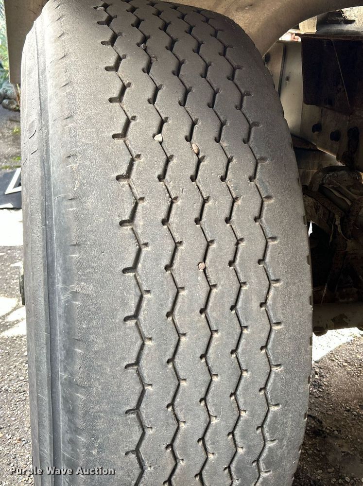 image for item NQ9830 1995 Peterbilt 375  tank truck