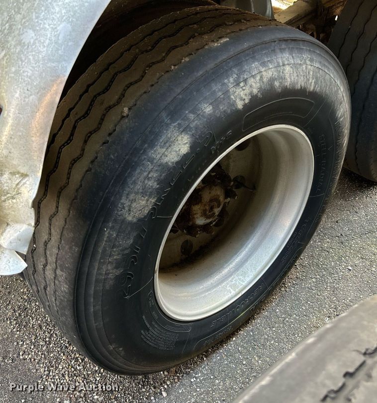 image for item NQ9830 1995 Peterbilt 375  tank truck