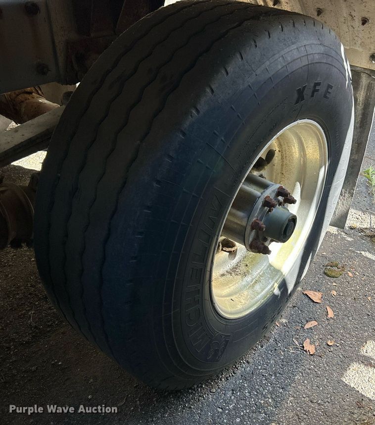 image for item NQ9830 1995 Peterbilt 375  tank truck