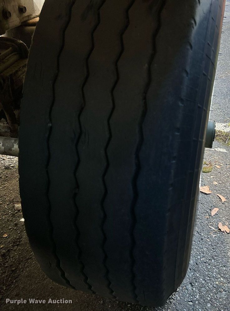 image for item NQ9830 1995 Peterbilt 375  tank truck