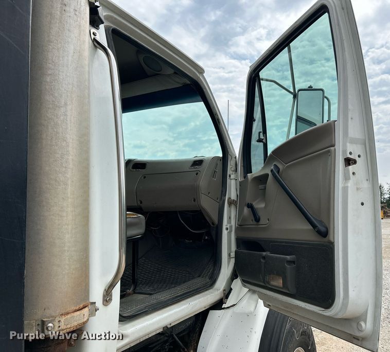 image for item NQ9835 2004 Sterling L9500  dump truck