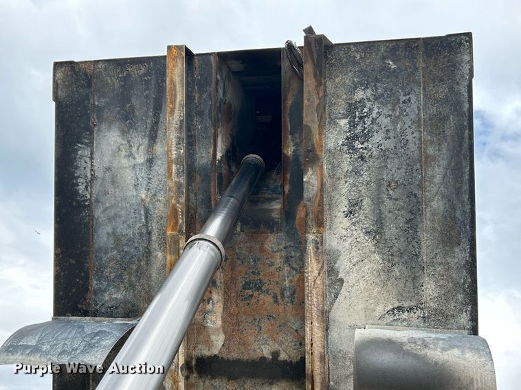 image for item NQ9835 2004 Sterling L9500  dump truck