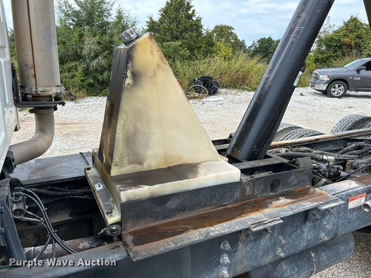 image for item NQ9835 2004 Sterling L9500  dump truck