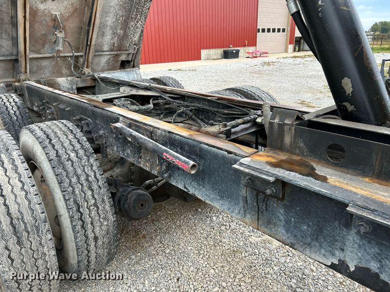 image for item NQ9835 2004 Sterling L9500  dump truck