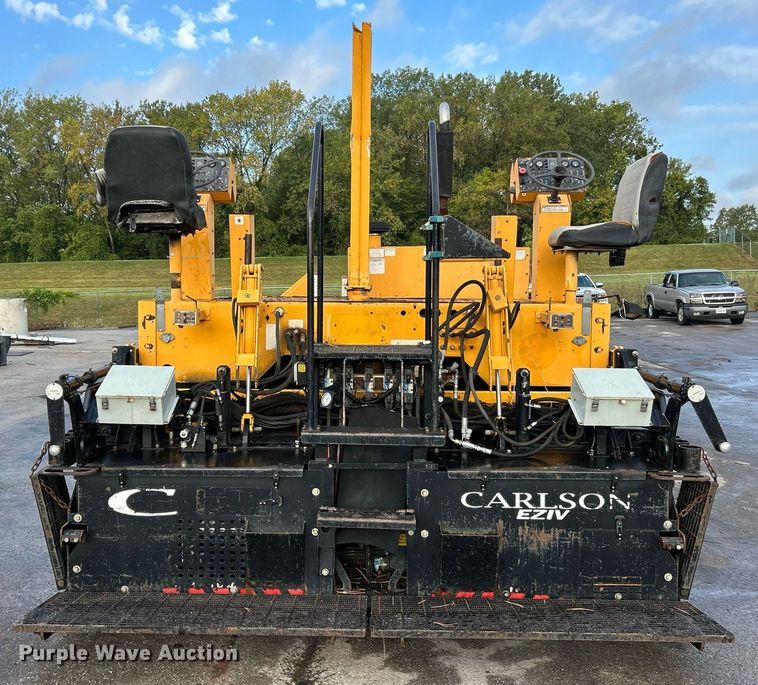 image for item NQ9860 2003 Blaw-Knox PF-3200  paver