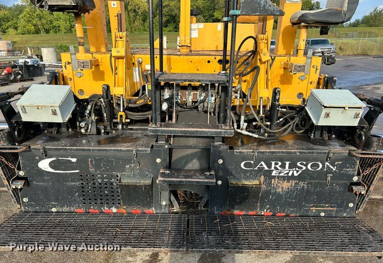 image for item NQ9860 2003 Blaw-Knox PF-3200  paver