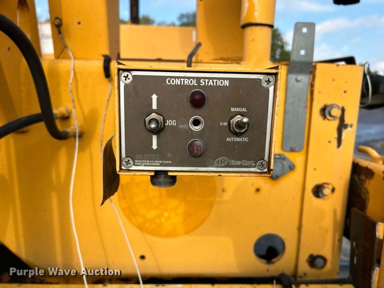 image for item NQ9860 2003 Blaw-Knox PF-3200  paver