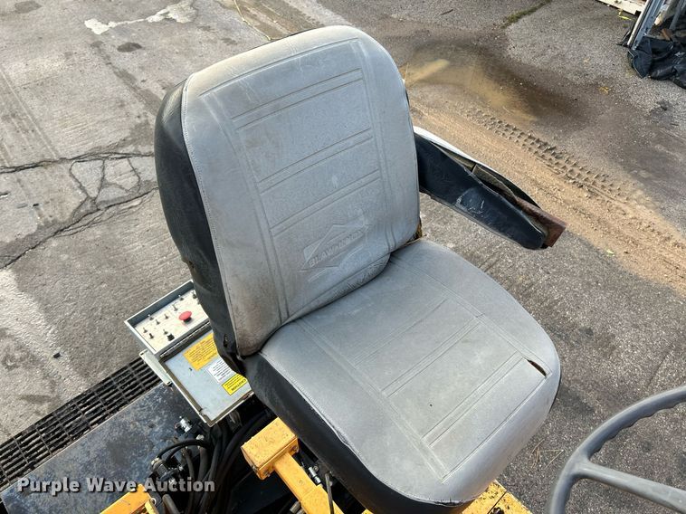 image for item NQ9860 2003 Blaw-Knox PF-3200  paver