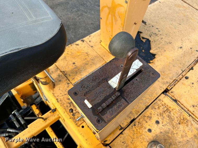 image for item NQ9860 2003 Blaw-Knox PF-3200  paver