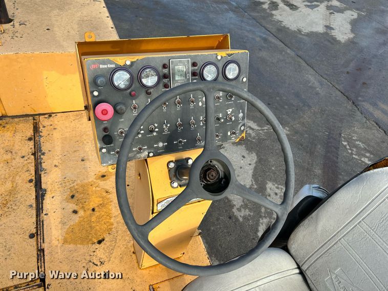 image for item NQ9860 2003 Blaw-Knox PF-3200  paver