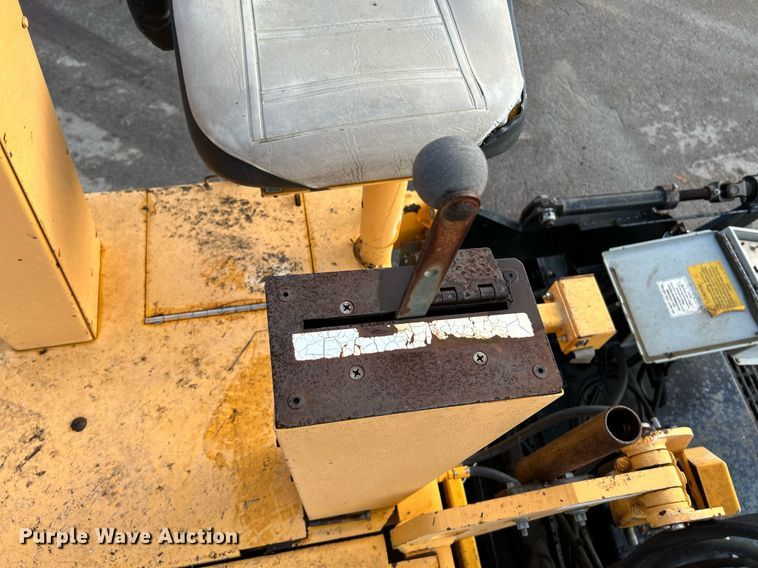 image for item NQ9860 2003 Blaw-Knox PF-3200  paver