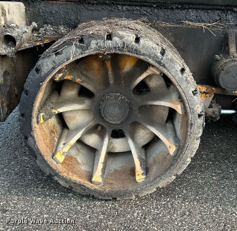 image for item NQ9860 2003 Blaw-Knox PF-3200  paver