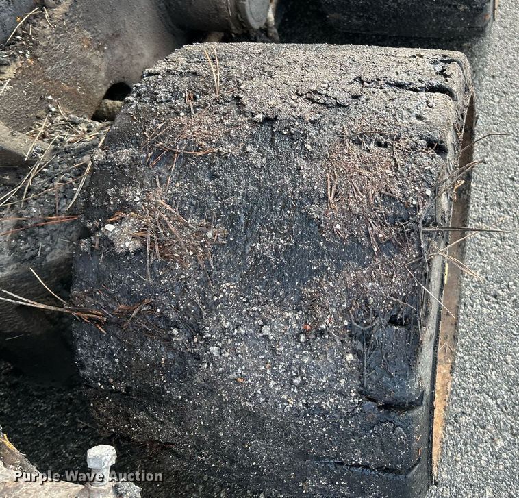 image for item NQ9860 2003 Blaw-Knox PF-3200  paver