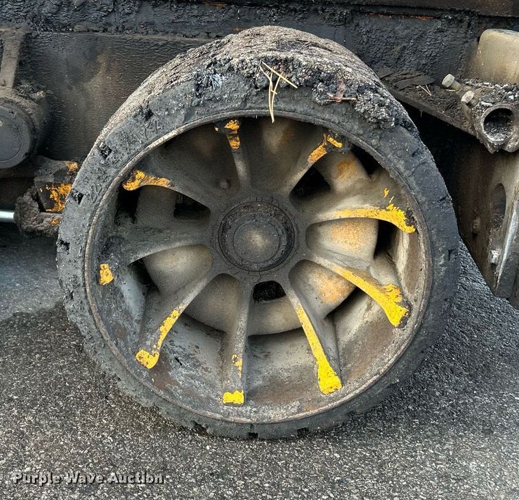 image for item NQ9860 2003 Blaw-Knox PF-3200  paver