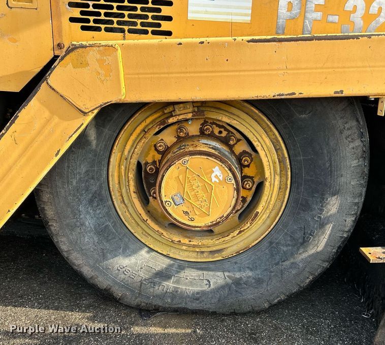 image for item NQ9860 2003 Blaw-Knox PF-3200  paver