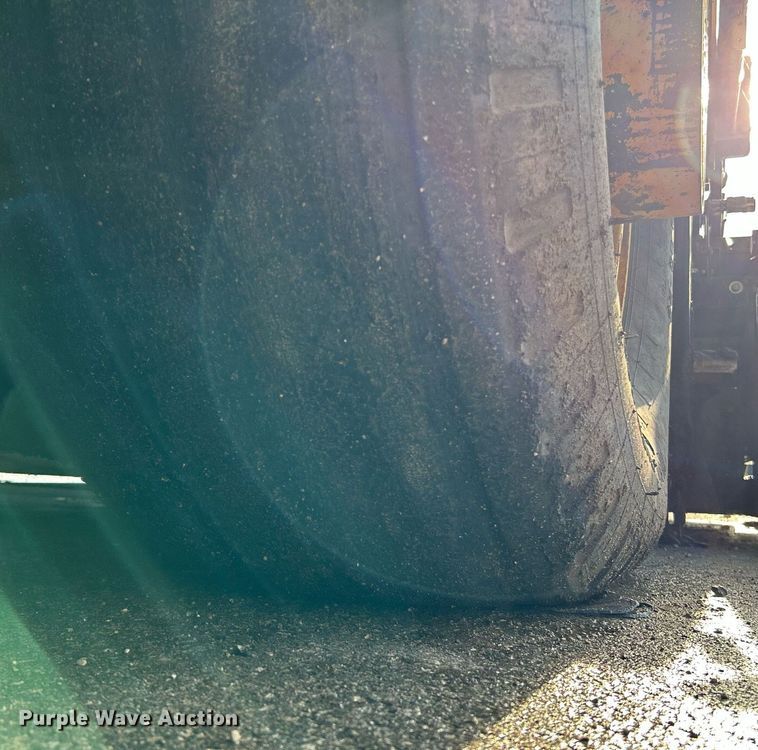 image for item NQ9860 2003 Blaw-Knox PF-3200  paver