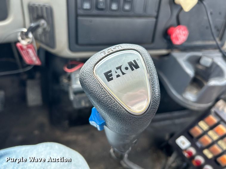 image for item NQ9866 2010 International WorkStar 7400  dump truck