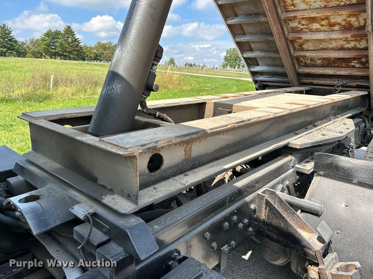 image for item NQ9866 2010 International WorkStar 7400  dump truck