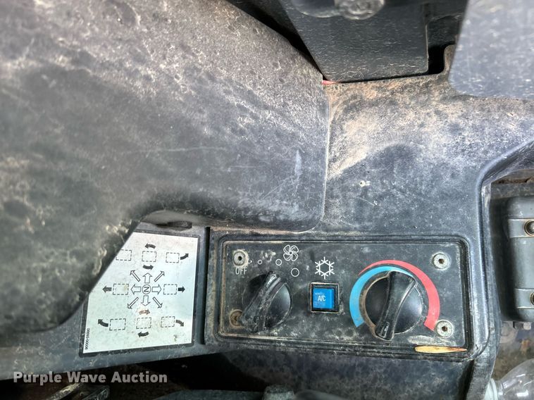 image for item NQ9868 2013 Takeuchi TL12  tracked skid steer loader