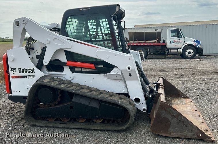 image for item NQ9876 2011 Bobcat T650  tracked skid steer loader