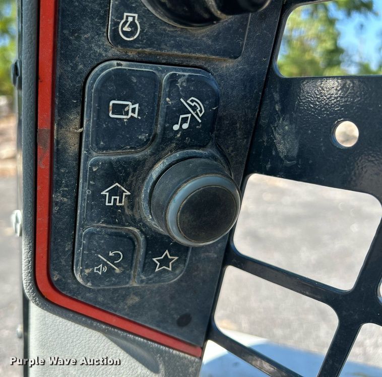 image for item NQ9889 2020 Bobcat T64  tracked skid steer loader