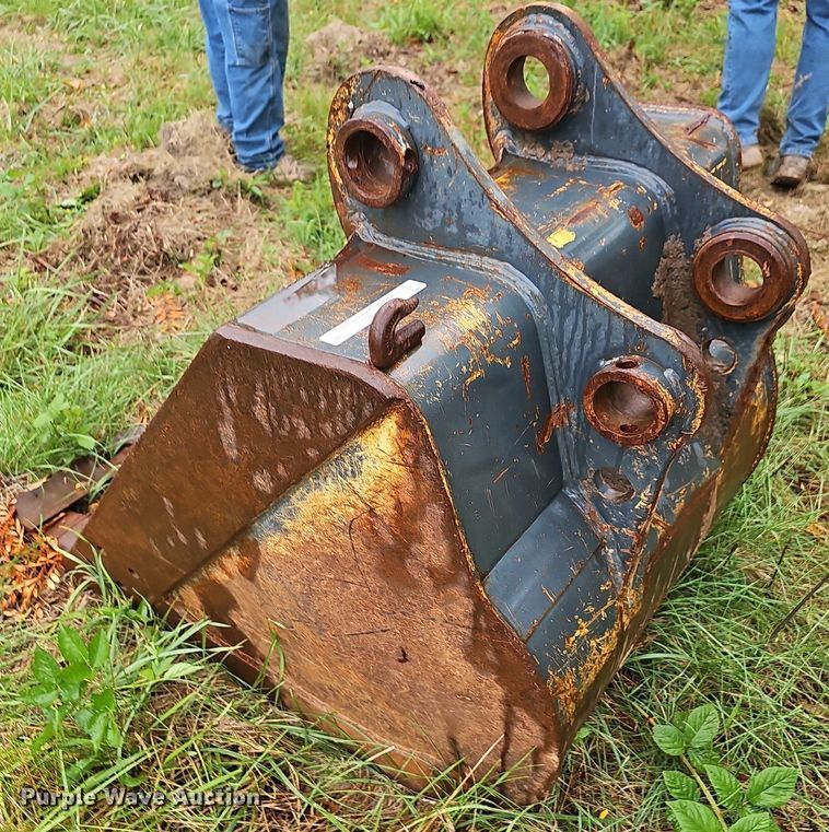 image for item NT9983 Hyundai R140  excavator bucket