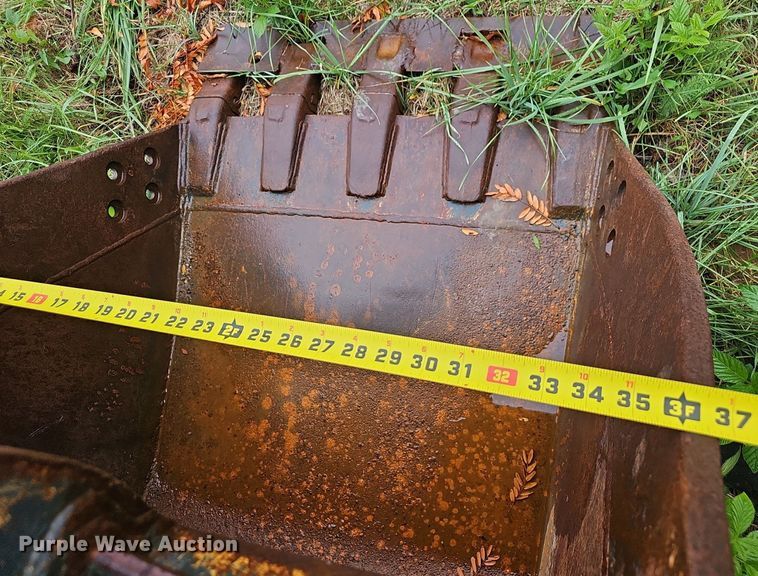 image for item NT9983 Hyundai R140  excavator bucket