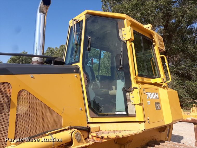 image for item NV9316 2001 John Deere 700H LT  dozer