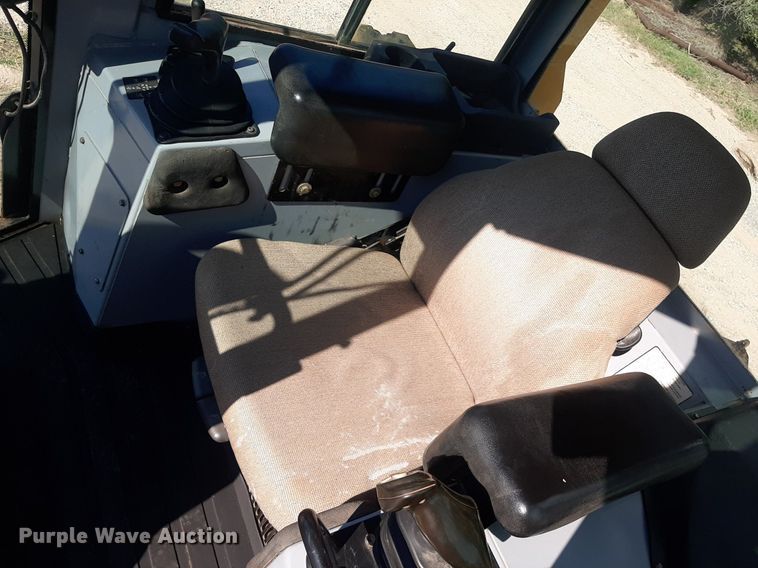 image for item NV9316 2001 John Deere 700H LT  dozer