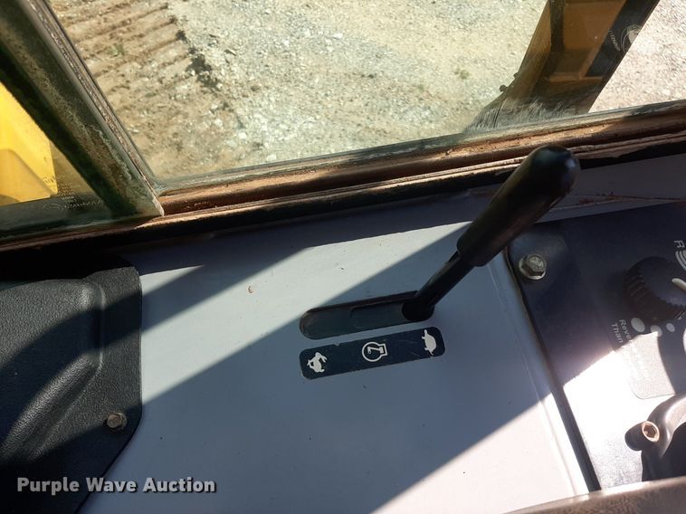 image for item NV9316 2001 John Deere 700H LT  dozer