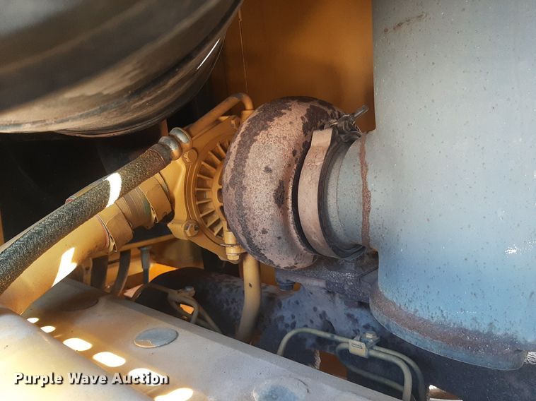 image for item NV9316 2001 John Deere 700H LT  dozer