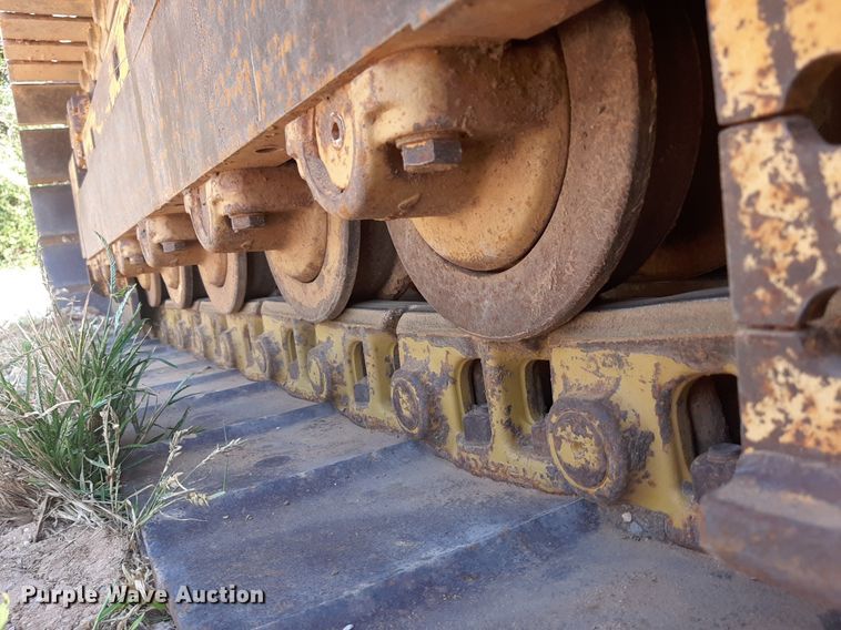 image for item NV9316 2001 John Deere 700H LT  dozer