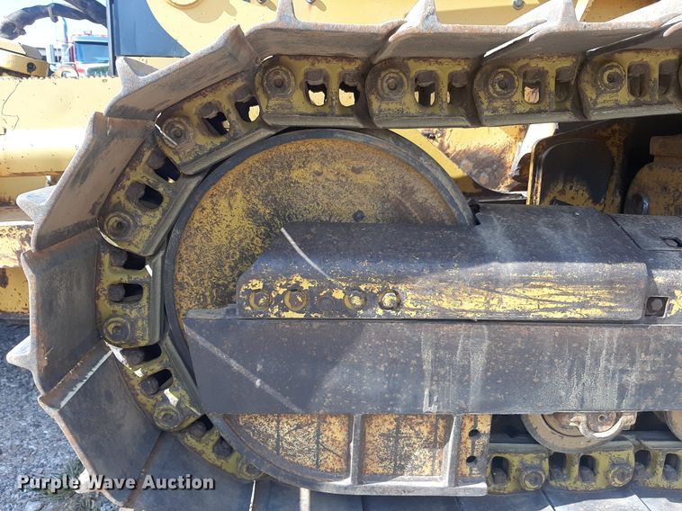 image for item NV9316 2001 John Deere 700H LT  dozer