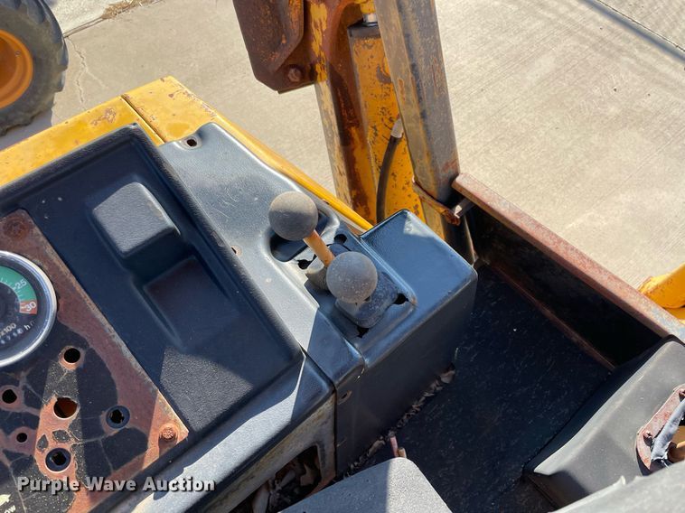 image for item NY9914 1988 John Deere 410C  backhoe