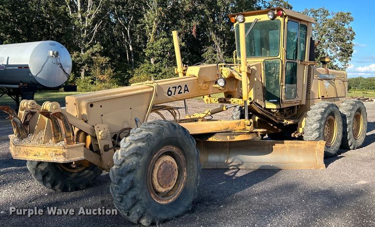 image for item NZ9033 1981 John Deere 672A  motor grader