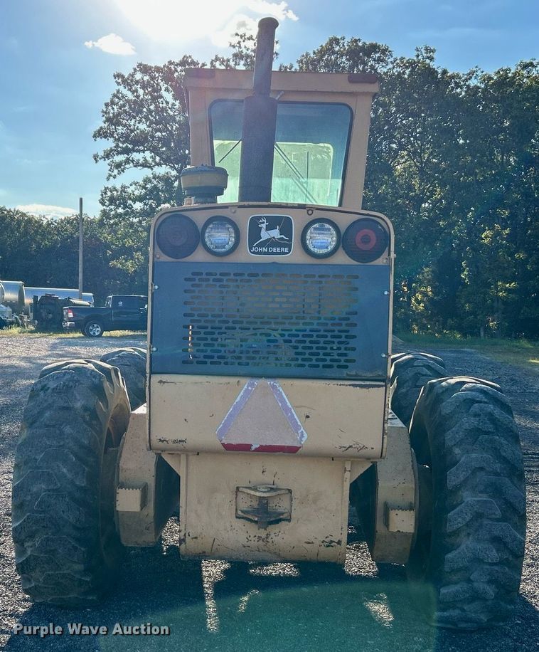 image for item NZ9033 1981 John Deere 672A  motor grader
