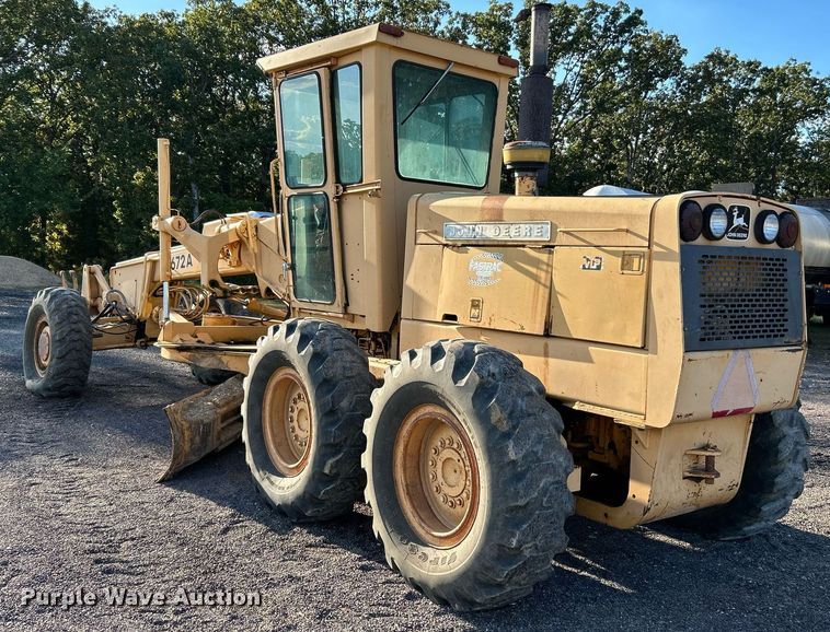 image for item NZ9033 1981 John Deere 672A  motor grader