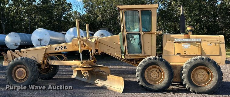 image for item NZ9033 1981 John Deere 672A  motor grader