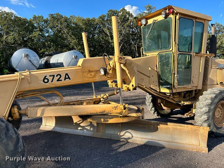 image for item NZ9033 1981 John Deere 672A  motor grader