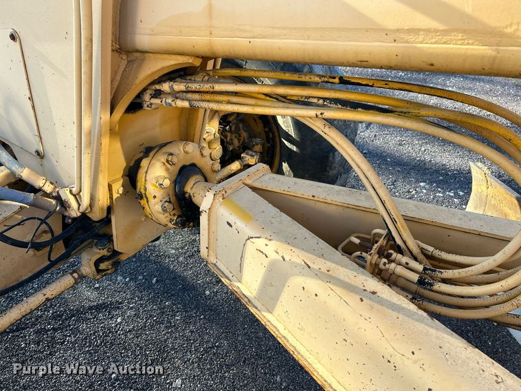 image for item NZ9033 1981 John Deere 672A  motor grader