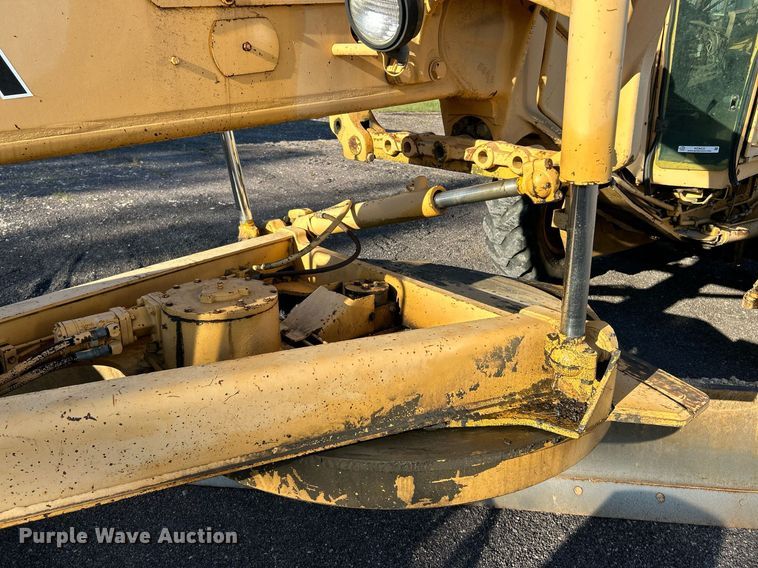 image for item NZ9033 1981 John Deere 672A  motor grader