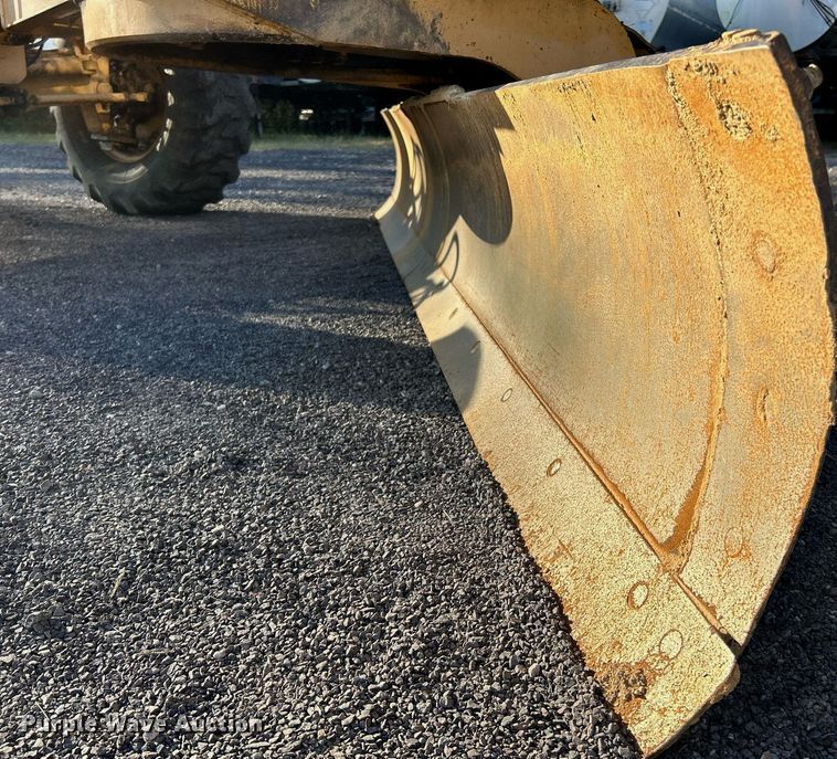 image for item NZ9033 1981 John Deere 672A  motor grader