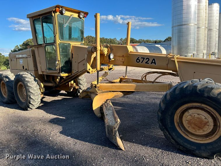 image for item NZ9033 1981 John Deere 672A  motor grader