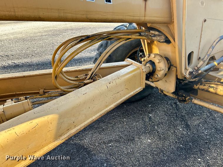 image for item NZ9033 1981 John Deere 672A  motor grader